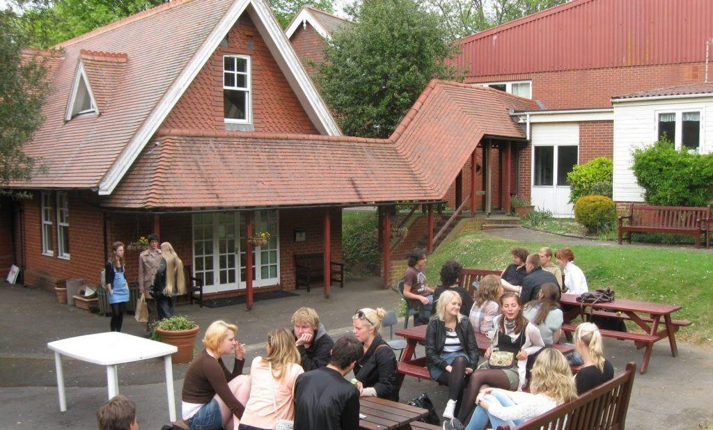 La scuola Loxdale English Centre E conosciuta anche come la Swedish Folk High School, e buona parte degli studenti sono scandinavi (ma non necessariamente svedesi di nascita), grazie alle borse di