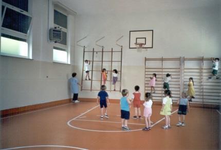 Giardino con giochi LA GIORNATA SCOLASTICA Ore 08.00 09.10 Ore 09.30 11.15 Ore 11.15 11.