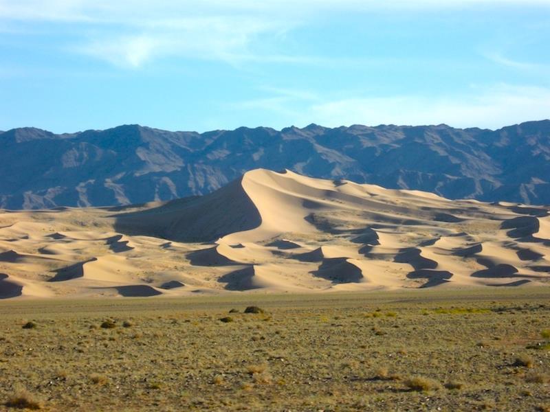 Pranzo al sacco. Proseguimento per Khongoryn Sand Dunes, attraversando luoghi selvaggi con paesaggi straordinari.