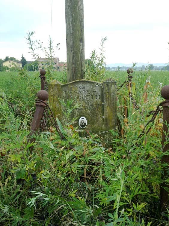 RE Cadè, Cella, Gaida, Pieve Alla Memoria di Cesare Castagnetti Il monumento è in pietra e nella parte anteriore presenta una lapide in marino su cui compaiono l'epigrafe in incavo e la fotografia