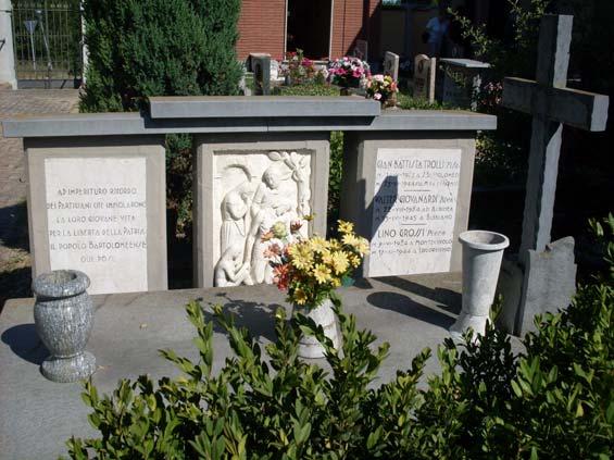 RE Codemondo, Coviolo, Rival Alla Memoria dei Partigiani Trattasi di un monumento funerario costituito da tre elementi in marmo: in quello di sinistra è incisa l'epigrafe, quello centrale presenta un