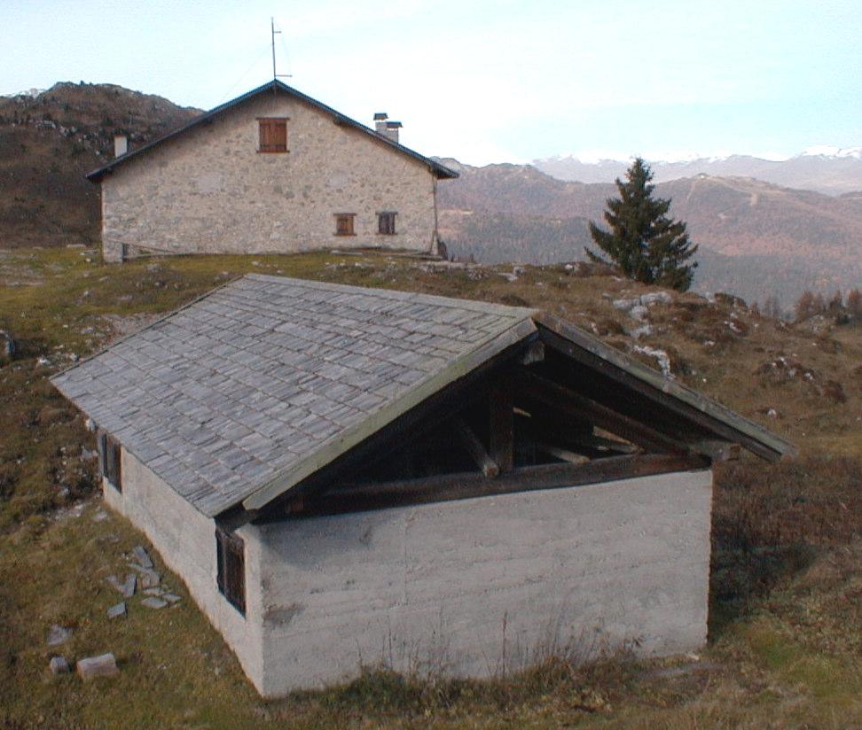 PORCILAIA (BAIT) di Malga Boch p.ed.132 Epoca di costruzione Sedime edificio costruito in epoca anteriore al 1860 tra il 1860 e il 1939 posteriore al 1939 Dati dimensionali Dimensioni in pianta ml 5.