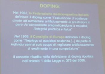 Secondo la legge 376 14 del dicembre 200 Art 1 : costituiscono doping la somministrazione o l assunzione di farmaci o di sostanze biologicamente o farmacologicamente attive e l