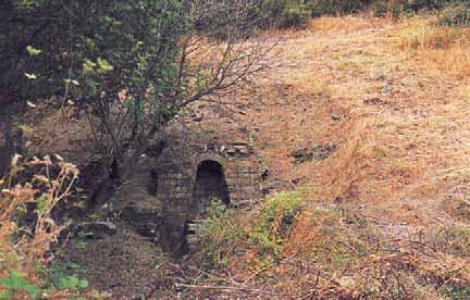 Nuraghe Su Pradu A circa 100 metri di distanza dalla fonte, posto su un affioramento di roccia granitica naturale, è sito il nuraghe Su Pradu.