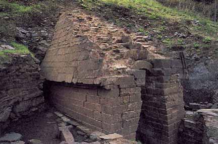 Fig. 19. Orune, Nuoro. Su Tempiesu :il Tempio dopo lo scavo (1983) e prima del restauro (1985) ci a coda che consentivano la messa in opera con incastri alternati, senza l uso di malta di coesione.