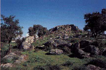 Fig. 2. Nuoro. Nuraghe Noddule ne aggettanti, venne esplorata da E. Contu in occazione dello scavo della fonte. A circa 100 m.