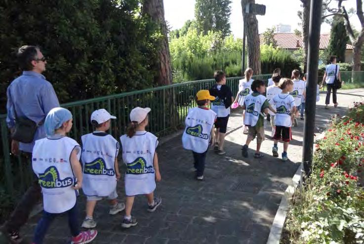 Cos è il Pedibus? Il Pedibus èun autobus che va a piedi, è formato da una carovana di bambini passeggeri che vanno a scuola in gruppo, accompagnati da un adulto autista e controllore.