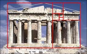 LA SEZIONE AUREA NELLA ARCHITETTURA L esempio più famoso utilizzato nelle proporzioni auree in architettura è il Partenone di Atene: la sua facciata, infatti, si può perfettamente inscrivere in un