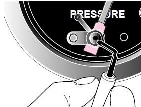 COLLEGAMENTO DEL PRESSOSTATO DIFFERENZIALE Vista posteriore scatola manometro NON TORCERE la luce di bassa pressione; tenere la luce con la chiave inglese Fissare la tubazione con la chiave inglese