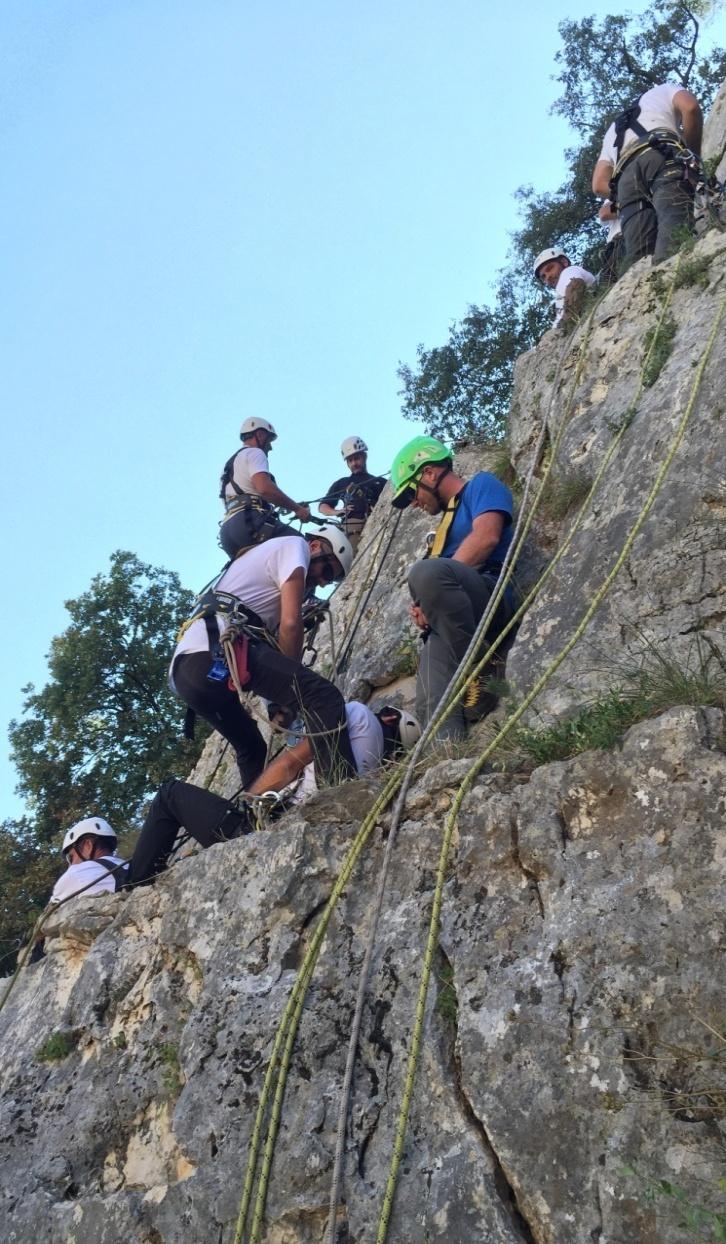 Centro di qualificato, mettiamo a disposizione i nostri formatori specializzati (tra cui guide alpine, maestri di