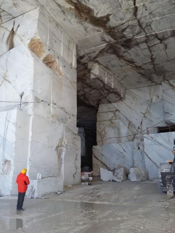 fragili e/o fenomeni di instabilità indotti in un ammasso roccioso.