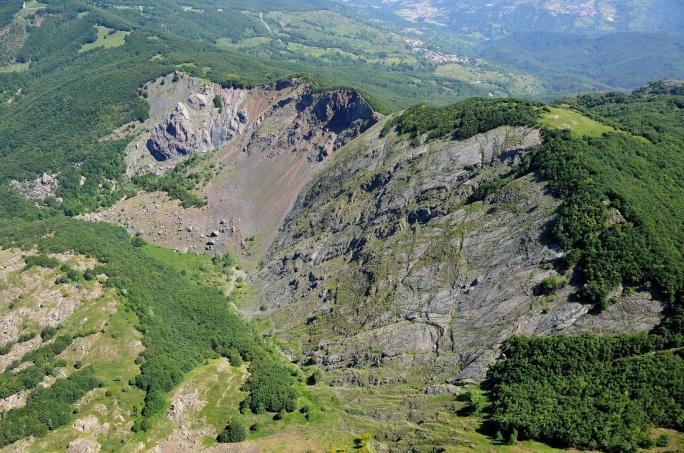 Procedendo verso il Passo Crociglia si passa nella : Valle tribolata, fondo di un oceano preistorico.