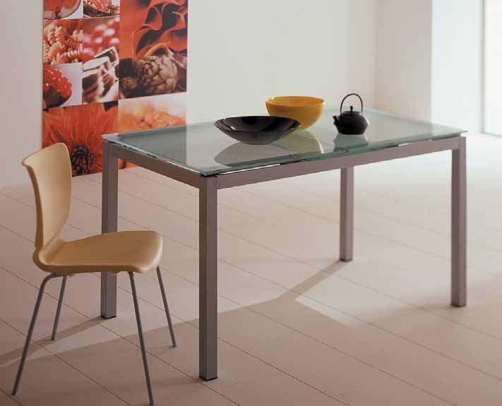 Gambe in massello nelle colorazioni disponibili. Foldout Veneered table top in the available colours.