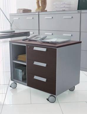 Il sistema di tavoli e postazioni Quadra Evolution è stato ideato per integrarsi con il sistema di cassettiere e contenitori Easy Slim.