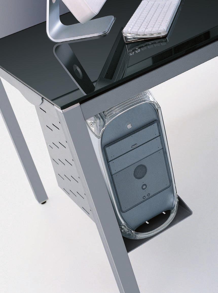 Quadra Evolution desks system was created to be integrated with the Easy Slim pedestals and cabinets.