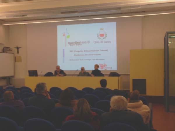 Figura 7: Foto della conferenza di concertazione del Percorso partecipativo PIU Lucca - Quartieri Social Sant Anna Terza fase incontro di restituzione in cui sono state illustrate tutte le operazioni