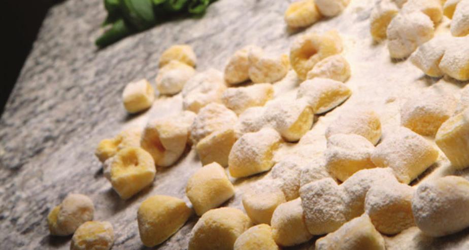 segale con erba cipollina e speck a cura di Ristorante Tre Garofani Gnocchi di