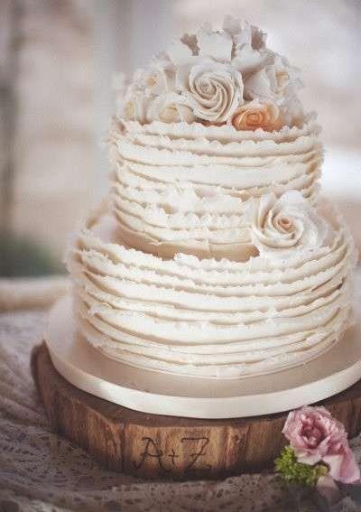 LA WEDDING CAKE Per finire, vorrei parlarvi della Wedding Cake, anche qui per rimanere in tema i colori predominanti saranno il bianco