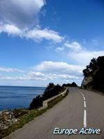 In alcuni tratti potrete ammirare dall'alto lo scenario della costa e, percorrendo la "Strada di l'artigiani", giungere a Calvi.