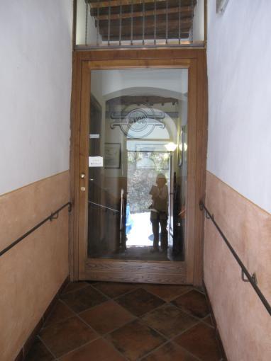 una porta a vetri interna, con luce netta > 100 cm, tramite una rampa