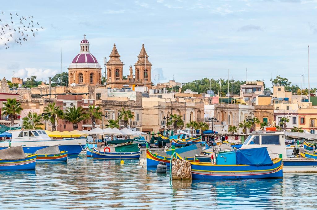 - CORSI DI LINGUA - ST JULIAN S, MALTA - CORSI DI LINGUA - ST JULIAN S, MALTA St Julian s è una stazione balneare situata a nord dell isola di