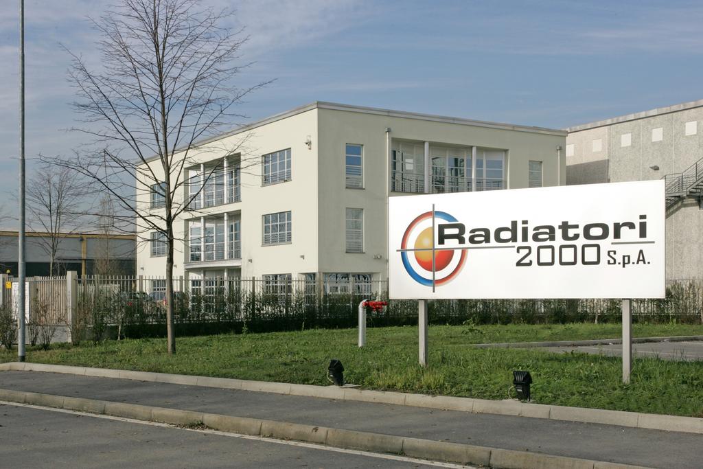 COMPANY PROFILE Radiatori 2000 Spa Radiatori 2000 Spa, leader mondiale nel settore dei radiatori in alluminio pressofuso, è un insieme di marchi capaci di portare sul mercato la più vasta gamma di