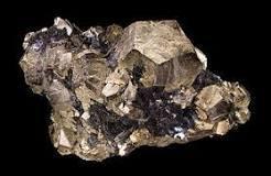 Solfuri Contengono lo zolfo sottoforma di S 2- La pirite è un minerale molto comune composto da disolfuro di ferro (II) (FeS 2 ) Si presenta in cristalli cubici, ottaedrici (cioè