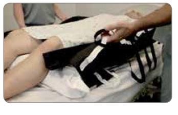 materassino oppure lungo il letto Come girare il paziente Afferrate le lunghe maniglie nere con il palmo della mano verso l alto e mantenendole alla larghezza delle spalle.