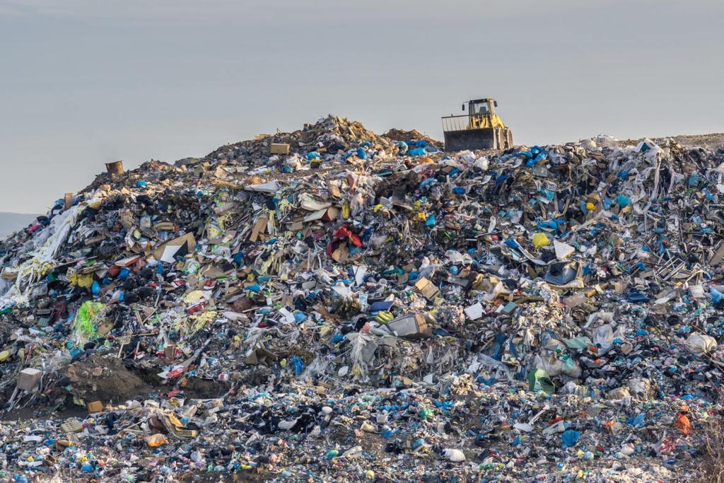 Montagne di rifiuti di tutti i tipi sono spesso un mix di materiali difficilmente