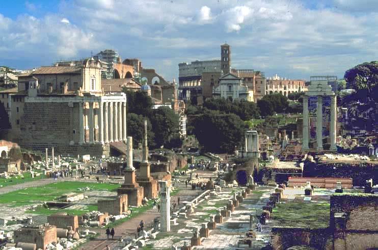 I FORI IMPERIALI Il foro e il centro della vita cittadina, incrocio tra cardo e decumano, una piazza rettangolare porticata intorno alla quale erano posti edifici religiosi (templi) e pubblici come: