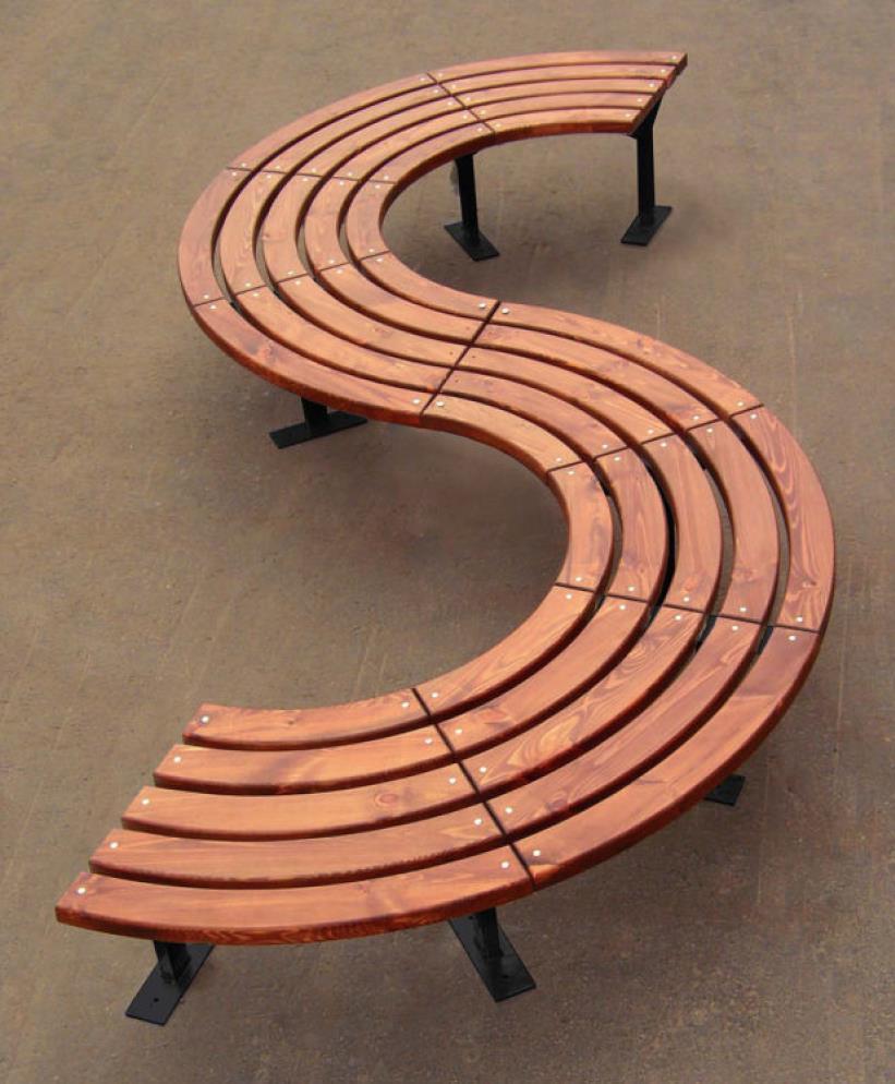Un primo segno concreto negli spazi pubblici di Chieri una seduta non convenzionale con un design che riprende le linee