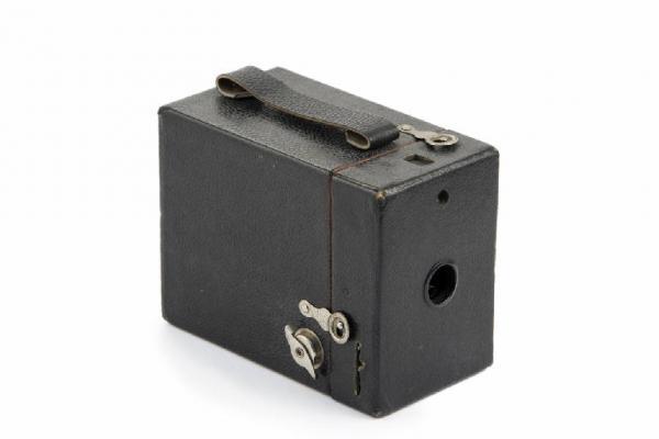 Apparecchio fotografico a cassetta, a fuoco fisso e diaframma fisso, a pellicola in rullo 120 Eastman Kodak Co. Link risorsa: http://www.