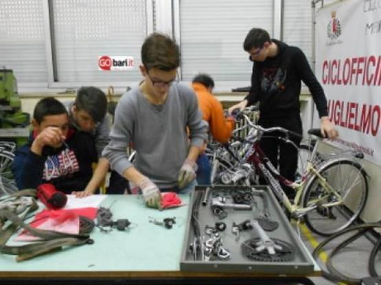 Istituti superiori Servizio di folding bike scolastico con bici pieghevoli a pedalata assistita.