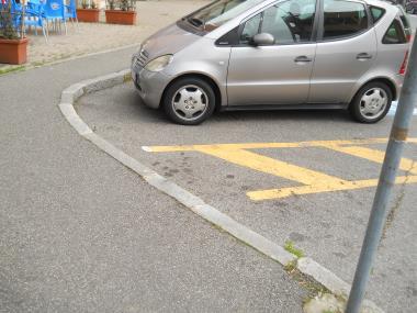 A. PIAZZA PERTINI SPAZI PUBBLICI La piazza è perimetrata sui tre lati da un porticato sul