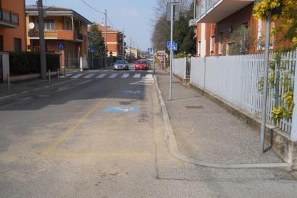 Lungo il percorso sono presenti parcheggi riservati in numero adeguato (minimo ogni