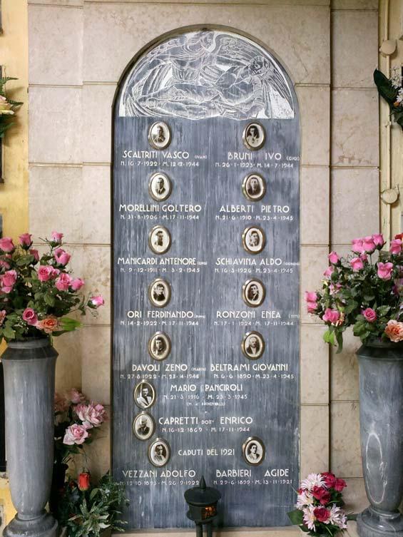 Ai Caduti della Lotta di Liberazione Trattasi di una tomba collettiva in marmo rosa contenente i resti di quattordici caduti.