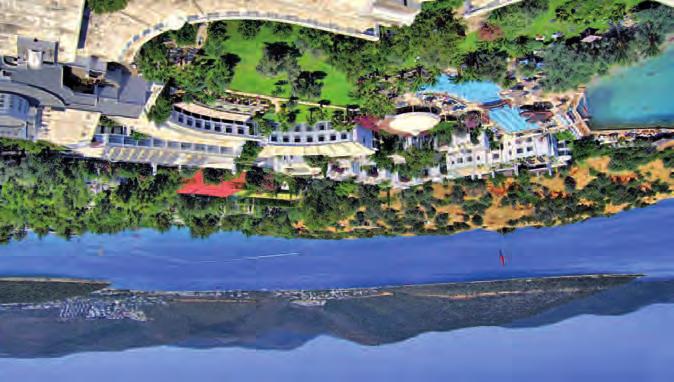 Una fantastica spiaggia di sabbia bandiera blu che affaccia sul porto e sul Castello di Bodrum, il tutto in un oasi di giardini che offrono il fascino del design Ottomano combinato con la