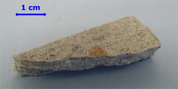 Si distinguono le fibre grigie di crisotilo e blu di crocidolite (raramente c è anche amosite).