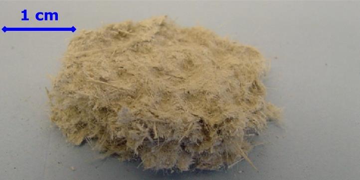 Il materiale è tessuto con una fibra vegetale e contiene circa il 90 % di amianto crisotilo.