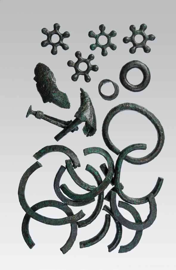 Le verghe in bronzo, appartenenti al corredo metallico della tomba 3/94, non sono passate sul rogo