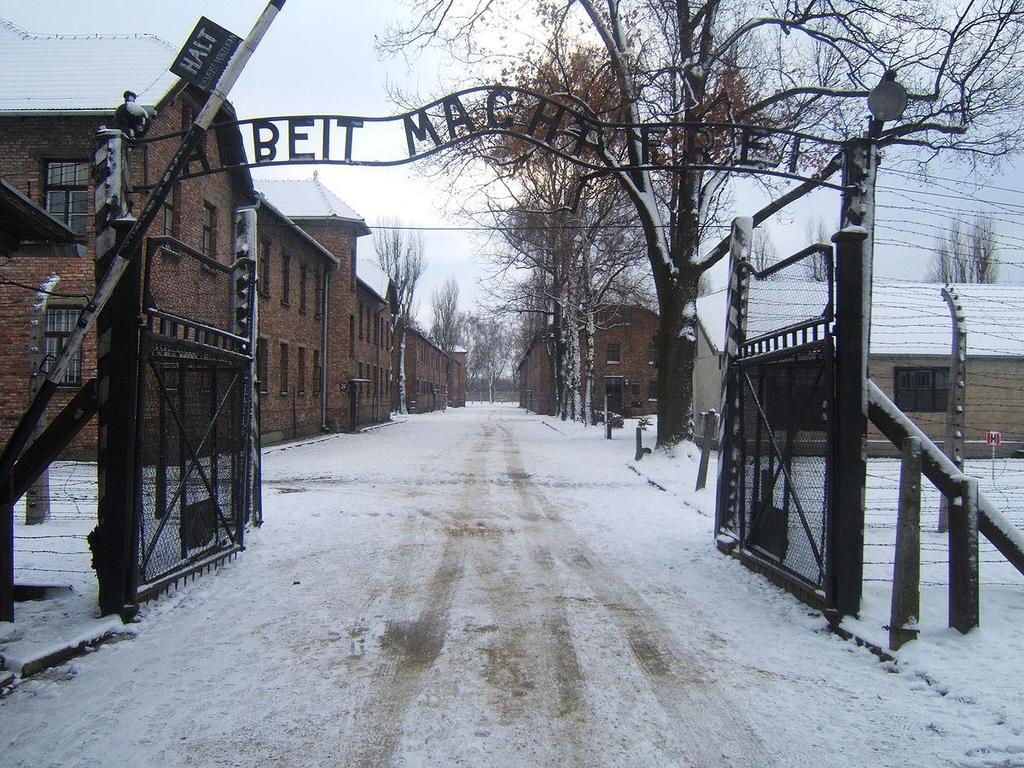 La giornata della memoria Che cosa è, che cosa rappresenta Auschwitz? Auschwitz è il nome tedesco di Oswiecin, una cittadina situata nel sud della Polonia.