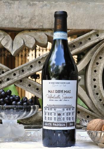 Un altro vino iconico è l etichetta Mai dire Mai composta da un Valpolicella Superiore e un Amarone, due vini potenti e straordinari, frutto dell interpretazione innovativa di un terroir con