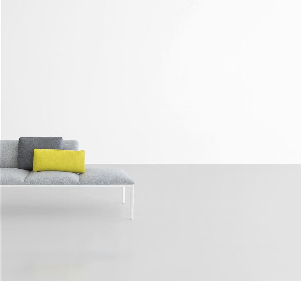 Cuscino dalla geometria morbida ma strutturata, si adatta come perfetto complemento per le sedute e i divani, da sempre caratterizzati da linee contemporanee, geometriche e minimali.