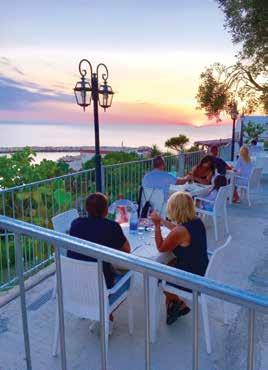 Il Ristorante Costa Marina si caratterizza per prima nella cortesia del personale, all insegna di bei sorrisi e nell abilità di mettere a proprio agio l ospite.