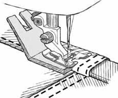 Cucitura Abbassare il piedino e azionare il pedale di comando. Il movimento dell ago, quando si sposta a sinistra, dovrebbe penetrare esclusivamente nel bordo del tessuto piegato.