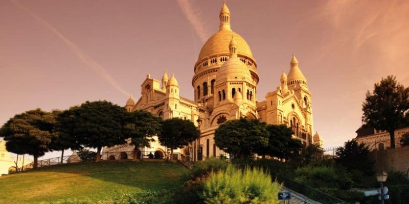 Da lì, proseguimento per la Canopée des Halles, stupendo esempio di architettura, e il quartiere Montorgueil. La sera, crociera sulla Senna con il Bateau Mouche. Pasti liberi e pernottamento in hotel.