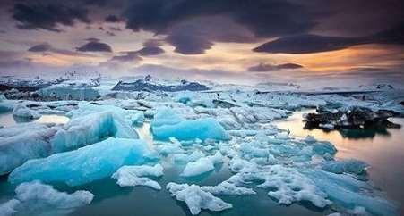 La laguna si è sviluppata circa 60 anni fa con continuo processo di caduta di iceberg dalla lingua del ghiacciaio Bre Amerkurjökull.