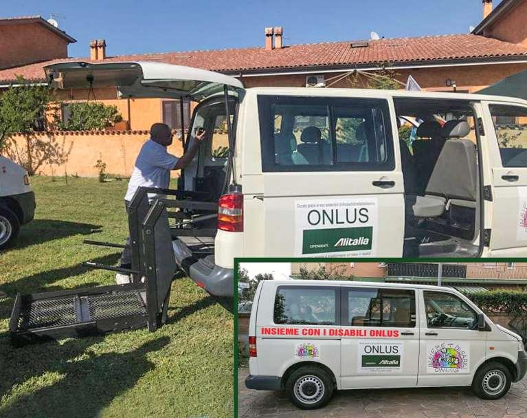 n ono tile Il 21 Aprile dello scorso anno, con una piccola cerimonia presso la sede dell'associazione Insieme con i isabili Onlus situata a Fiumicino in ia Coni Zugna 56/f, la nostra Onlus ha donato