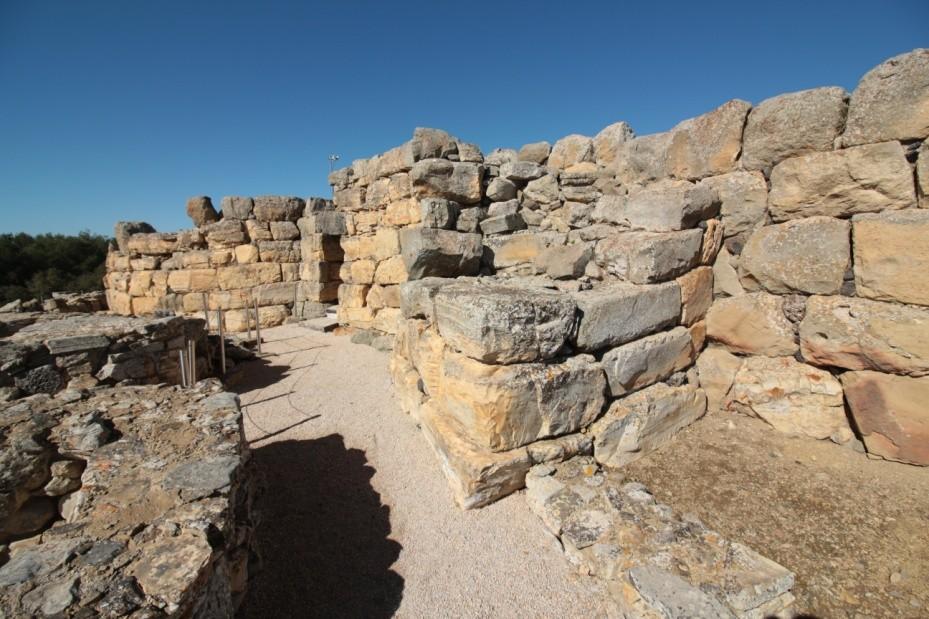 Il nuraghe Genna Maria Il Complesso Nuragico di è situato sulla sommità di una collina ad un altitudine di 408 metri, dalla quale si rimane estasiati