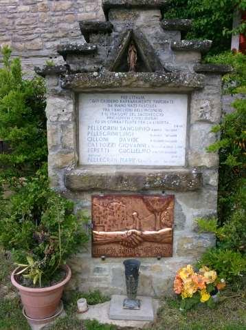 In Memoria delle vittime dell'eccidio di Saccaggio Il monumento è collocato nella vecchia borgata, davanti alle abitazioni in cui i nazifascisti operarono i rastrellamenti nel luglio 1944.